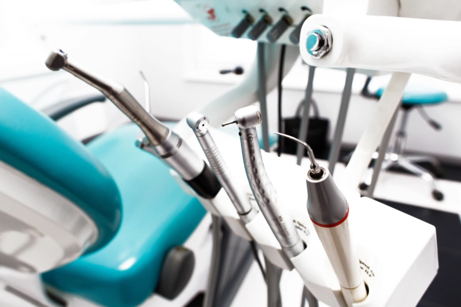 equipos e instrumentos dentales en la oficina del dentista primer plano de herramientas