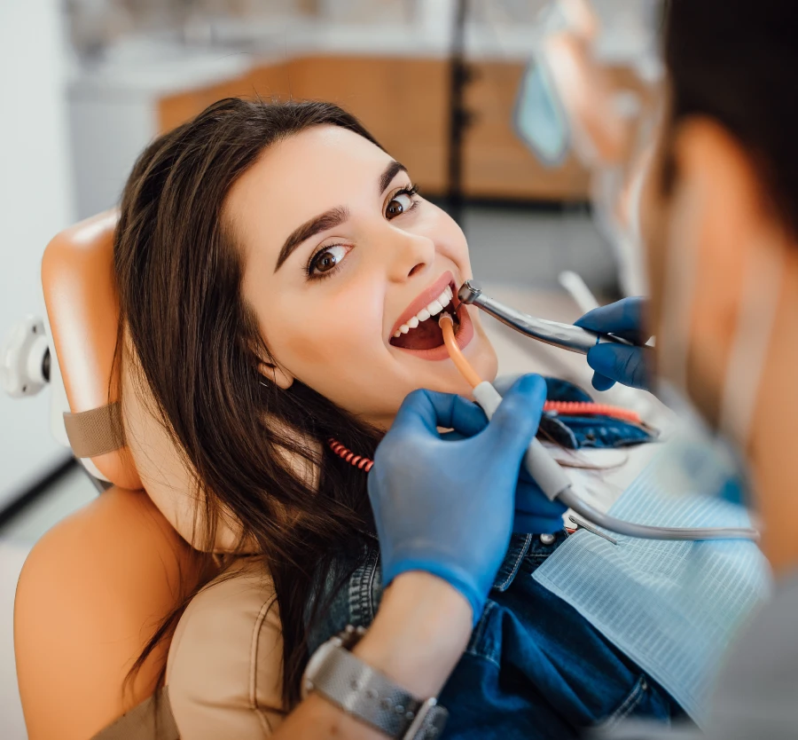 paciente de sexo femenino joven que visita el consultorio del dentista